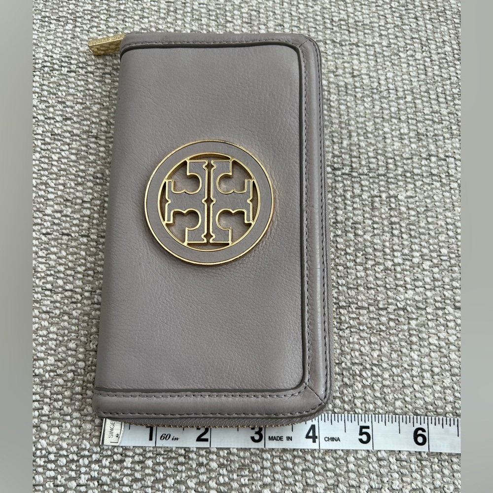 Excellent Tory Burch gray wallet
